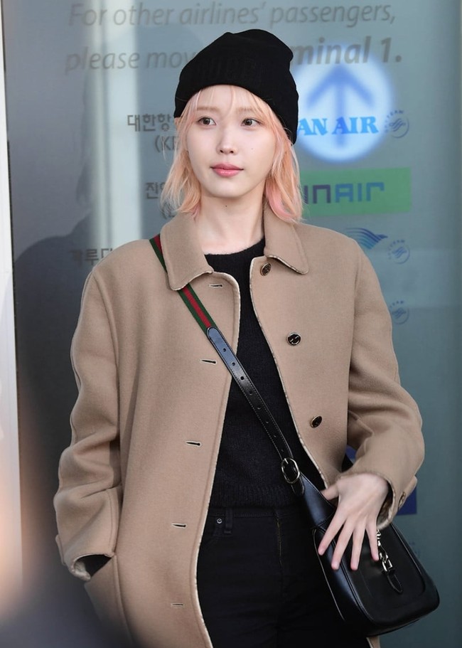 IU tampil perdana dengan rambut berwarna pink di Bandara Internasional Incheon pada Kamis (11/1/2024) kemarin sebelum penerbangannya ke Milan, Italia. Foto: Instagram