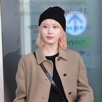 IU tampil perdana dengan rambut berwarna pink di Bandara Internasional Incheon pada Kamis (11/1/2024) kemarin sebelum penerbangannya ke Milan, Italia. Foto: Instagram