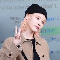 Transformasi IU sontak menjadi perbincangan hangat di forum komunitas Korea. Selama bertahun-tahun, bintang drama Korea Hotel del Luna itu konsisten memiliki warna rambut hitam atau coklat tua. Foto: Instagram