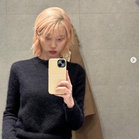 “Cantiknya,” “IU akan segera comeback…” “Rambut pinknya sangat keren. Cepatlah comeback,” “Sesuatu yang besar akan terjadi!” komentar sejumlah netizen Korea mengagumi penampilan baru IU. Foto: Instagram