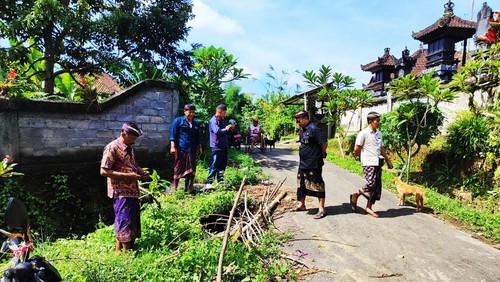 Jalan jebol di Desa Timuhun, Kecamatan Banjarangkan, Klungkung, hanya ditutupi ranting agar tidak ada warga yang mengalami kecelakaan saat melintas, Jumat (12/1/2024). (Istimewa)