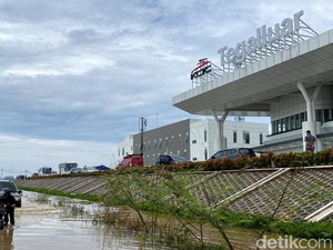 Luapan Sungai Cikeruh Rendam Jalur Alternatif Sapan-Bandung