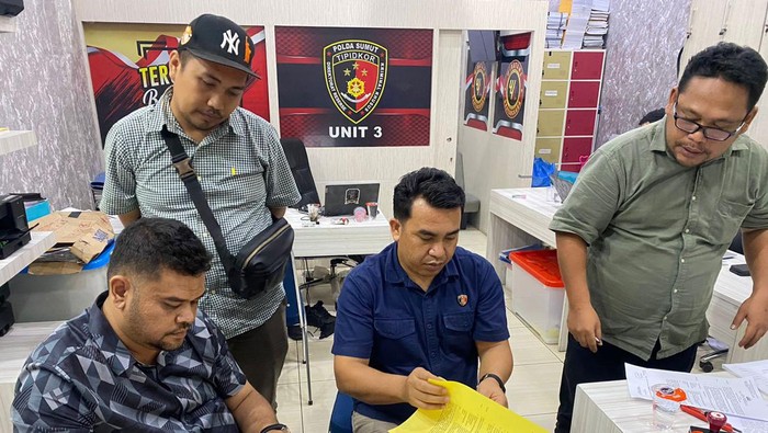 Kadisdik Madina Dollar Hafriyanto saat diperiksa penyidik. (Foto: Dok. Polda Sumut)