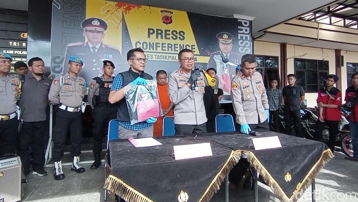 Kapolres Tasikmalaya Kota AKBP Joko Sulistiono saat membeberkan kasus dua preman aniaya sopir angkutan.
