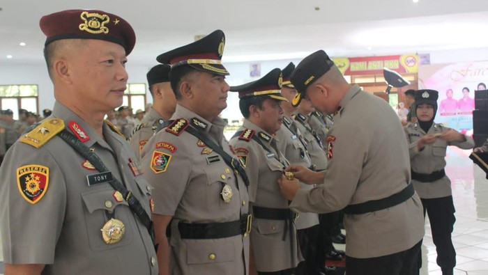Kasetukpa Lemdiklat Polri Brigjen Mardiaz Kusin Dwihananto memimpin upacara sertijab Waka Setukpa dan sejumlah pejabat utama Setukpa Lemdiklat Polri. (dok Istimewa)