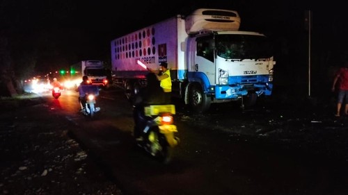 Truk es krim yang mengalami kecelakaan dengan truk tronton di Jalan Nasional Denpasar-Gilimanuk, Jembrana, Bali, Jumat (12/1/2024).