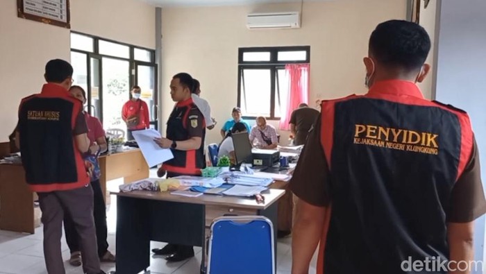 Kejari Klungkung saat melakukan penggeledahan pada Bumdes Desa Dawan Kaler, Selasa (7/3/2023) lalu. (Putu Krista/detikBali)