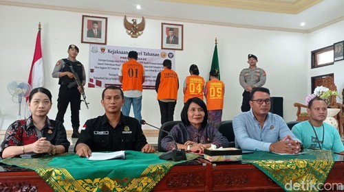 Kejari Tabanan menetapkan empat tersangka korupsi dana PNPM Mandiri di Kecamatan Kediri.