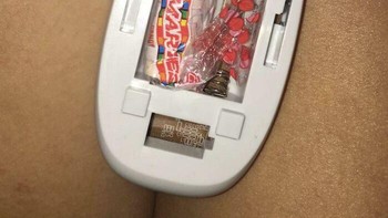 Remote nggak bisa berfungsi. Wajar aja, baterainya diganti permen. Foto: GraceWRX via Bored Panda  