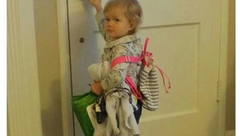 Ketika ada kakak yang sedang cemburu dengan si adik bayi. Foto: danieljoness via Bored Panda  