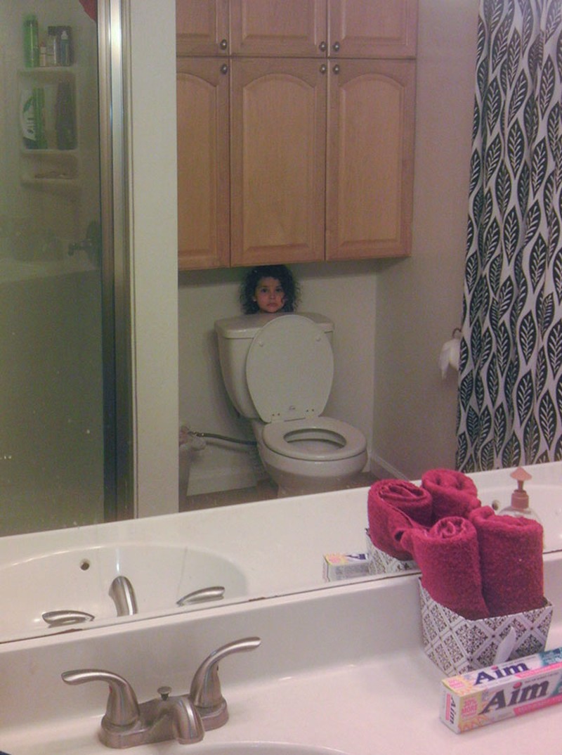 Kelakuan anak kecil yang masih polos memang suka bikin heran dan geleng-geleng kepala. Duh, gemes banget sih.