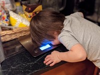 Kelakuan anak kecil yang masih polos memang suka bikin heran dan geleng-geleng kepala. Duh, gemes banget sih.