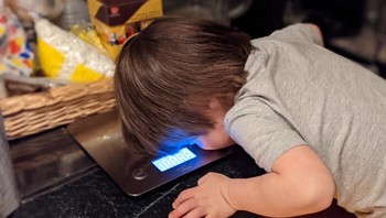 Dia kepengin tahu berat wajahnya itu berapa. Foto: lornek via Bored Panda  