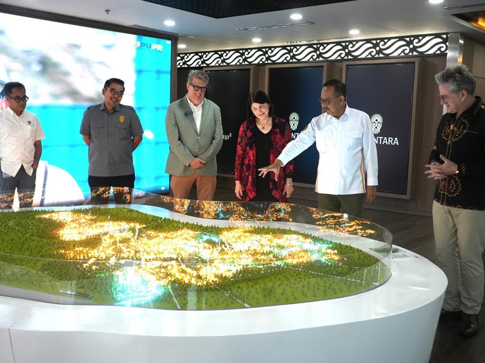 Kepala Otorita Ibu Kota Nusantara Bambang Susantono berdiskusi bersama Presiden Northern Illinois University (NIU) Dr. Lisa C. Freeman di Kantor Otorita IKN Jakarta.