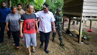 Tekad Penjabat Gubernur Bahtiar Baharuddin, menjadikan Provinsi Sulsel sebagai penghasil pisang terbesar di dunia, tak terbendung. Dari desa ke desa, melalui medan berlumpur dan berbatu, hingga berjalan kaki melewati titian bambu, ia jalani demi memasyarakatkan pisang cavendish.