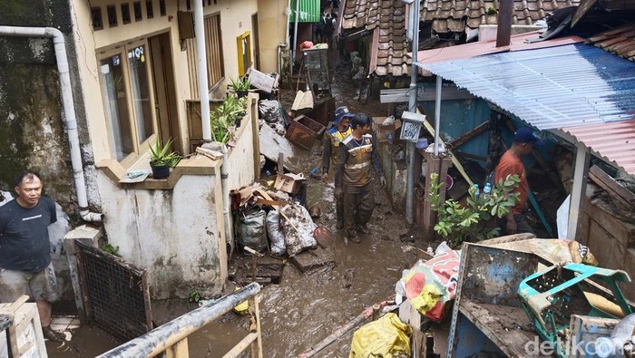 Kondisi Braga usai diterjang banjir luapan Sungai Cikapundung