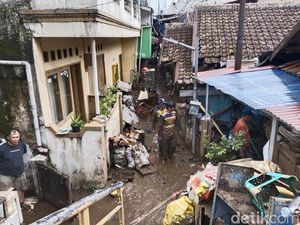 Kondisi Terkini Banjir Luapan Sungai Cikapundung yang Menerjang Braga