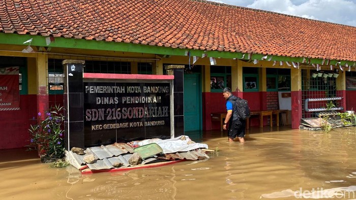 Kondisi SDN 216 Sondariah di Kelurahan Rancanumpang, Kecamatan Gedebage, Kota Bandung, yang terendam banjir, Jumat (12/1/2024).
