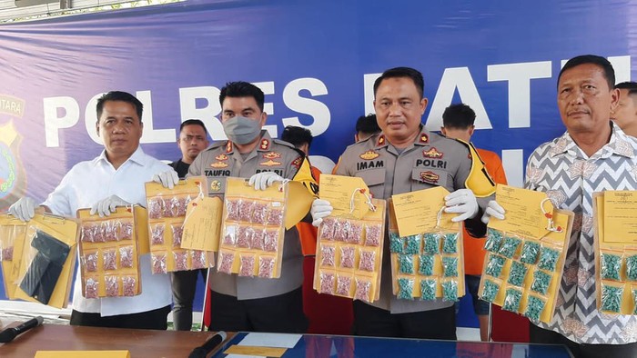 Konferensi pers pengungkapan 6000-an pil ekstasi oleh Polres Batu Bara. (Istimewa)