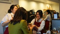 Gerai kopi ini merupakan hasil jeri payah Adhi dan Manda, sepasang suami istri yang merupakan masyarakat dan diaspora Indonesia di wilayah San Francisco.