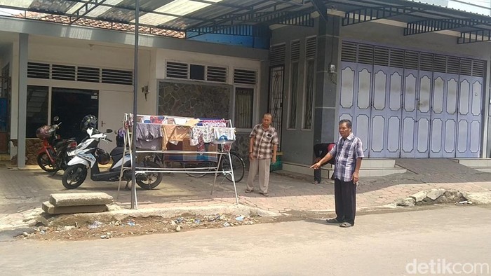 Korban pencurian mobil di Pemalang, kusnan, menunjukkan lokasi hilangnya mobil yang dimiliki, Jumat (12/1/2024).