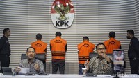 Wakil Ketua KPK Nurul Ghufron memaparkan hasil tangkap tangan yang mencokok Bupati Labuhanbatu, Sumatra Utara, Erik Adtrada di Gedung KPK, Jakarta, Jumat (12/1/2024).