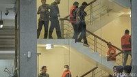 Pantauan detikcom, Jumat (12/1/2024), Erik turun dari ruang pemeriksaan gedung Merah Putih KPK sekitar pukul 17.40 WIB. Erik turun bersama tiga tersangka lainnya.
