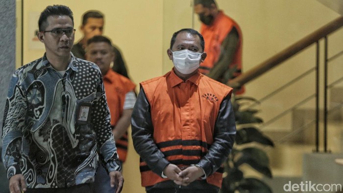 Wakil Ketua KPK Nurul Ghufron memaparkan hasil tangkap tangan yang mencokok Bupati Labuhanbatu, Sumatra Utara, Erik Adtrada di Gedung KPK, Jakarta, Jumat (12/1/2024).