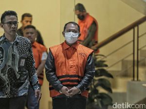 Penampakan Bupati Labuhanbatu Berompi Tahanan KPK