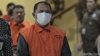 Erik Adtrada ditangkap dalam OTT yang dilakukan KPK pada Kamis (11/1) di wilayah Labuhanbatu, Sumatera Utara. Sepuluh orang ditangkap dari tangkap tangan tersebut.
