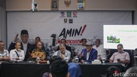 Anggota Dewan Pakar Timnas AMIN, Achmad Nur Hidayat (blazer biru) memaparkan visi pembangunan kota di Sekretariat Koalisi Perubahan, Jakarta Selatan, Jumat (12/1/2024). 