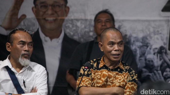Anggota Dewan Pakar Timnas AMIN, Achmad Nur Hidayat (blazer biru) memaparkan visi pembangunan kota di Sekretariat Koalisi Perubahan, Jakarta Selatan, Jumat (12/1/2024).