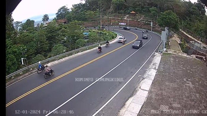 Kondisi lalu lintas di Gunungkidul, Jumat (12/1/2024) pukul 06.28 WIB.