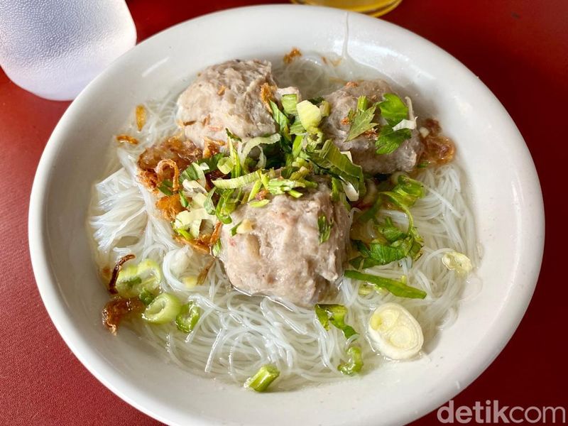 Laris Manis! Bakso Legendaris Ini Sehari Jual 50 Kg Bakso