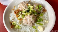 Kalau ditanya ciri khas Bakso Taman Solo itu apa, mungkin bisa dikatakan terletak pada kuahnya ya. Di sini tipenya kuah kaldu sapi yang bening dan tidak berlemak. Foto: detikFood