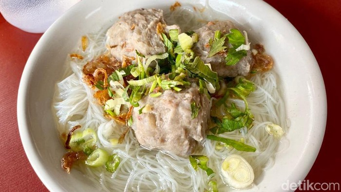Laris Manis! Bakso Legendaris Ini Sehari Jual 50 Kg Bakso