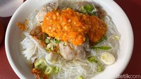 Kalau bakso uratnya seporsi dapat tiga buah ukuran sedang, sementara untuk bakso polos dapat enam butir ukuran kecil. Foto: detikFood