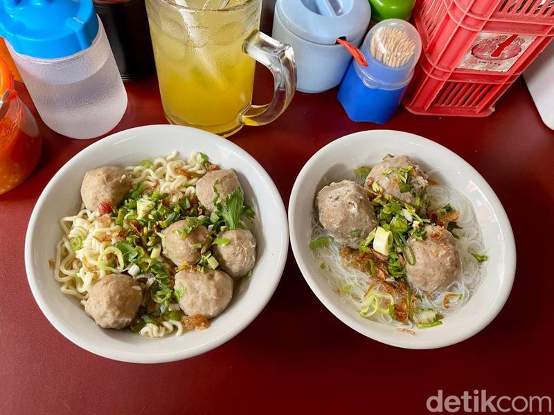 Laris Manis! Bakso Legendaris Ini Sehari Jual 50 Kg Bakso