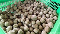 Setiap harinya kita bisa habiskan 50 kg bakso, tapi kalau hari libur atau akhir pekan itu biasanya abisnya dua kali lipat. Foto: detikFood