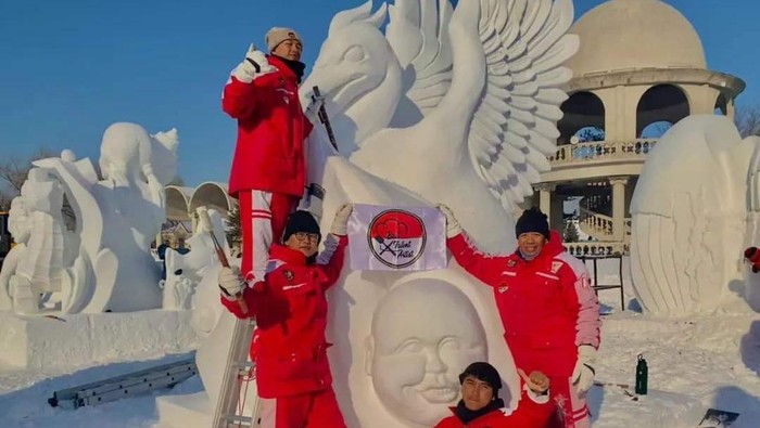 Tim Indonesia 2 yang berkompetisi di ajang Internasional, The 26th Harbin Internasional Show Sculpture Competition.