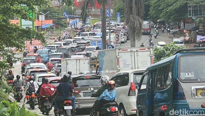 Macet parah di GDC Depok macet parah Jumat (12/1/2024) pagi hingga siang ini.