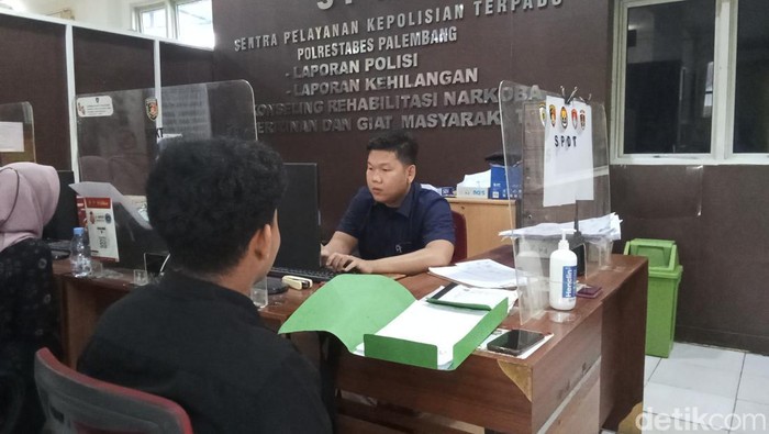 Mahasiswa Palembang melapor dugaan penipuan ke SPKT Polrestabes Palembang.