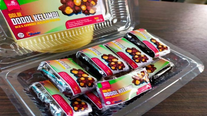 Makanan khas Kabupaten Pali bernama dodol kelumbi yang berasal dari buah asam paya.