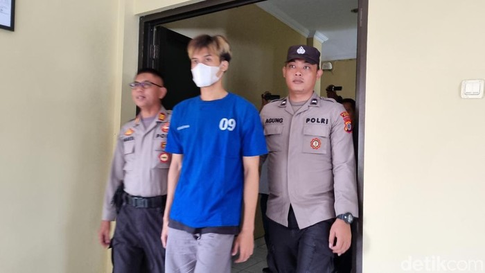Tersangka pencurian modus masalah pribadi dan terpengaruh minuman keras, KPB (24) saat digelandang polisi di Polsek Sewon Jumat (12/1/2024).