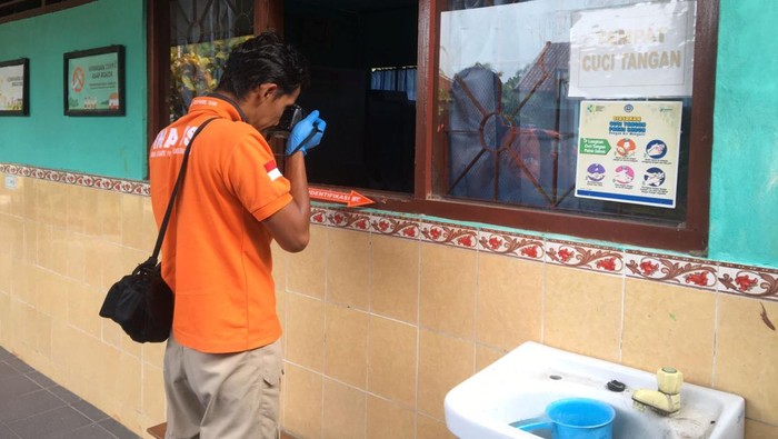 Petugas melakukan olah TKP pencurian di SD N Banyuroto, Nanggulan, Jumat (12/1/2024)