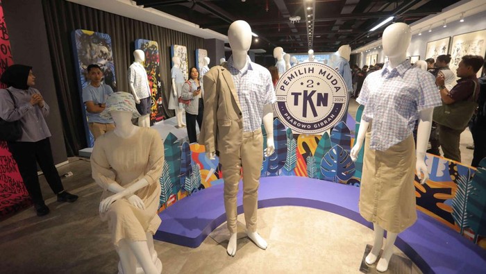 Tim Kampanye Nasional (TKN) Fanta meluncurkan pameran merchandise Prabowo-Gibran di Gama Tower, Jakarta. Yuk lihat.