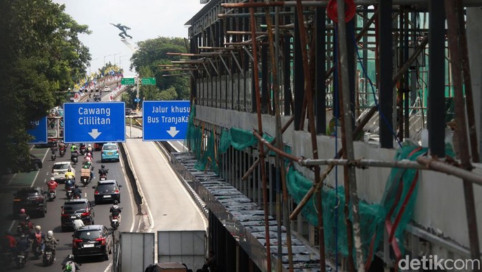 Melihat Progres Revitalisasi Halte Pancoran Barat Halte Pancoran Barat masih dalam tahap revitalisasi. Begini progresnya.