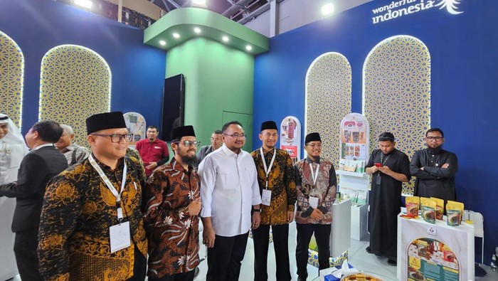 Menag Yaqut (tengah) dalam pameran Hajj and Umrah Services Conference and Exhibition 2024 di Jeddah, Arab Saudi