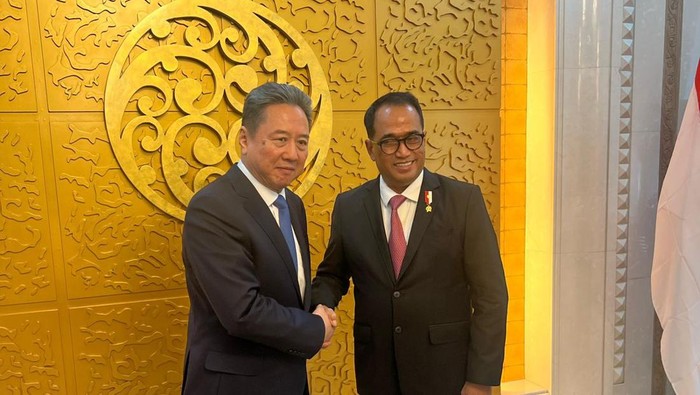 Menteri Perhubungan Budi Karya Sumadi bertemu Menteri Transportasi Republik Rakyat China Li Xiaopeng, Jumat (12/1) di Beijing, China.