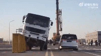 Truk molen atau pengaduk beton yang digunakan dalam pengujian ini berukuran 10.380 x 2.500 x 3.998 (mm), dengan berat sekitar 30 ton. Bobotnya yang besar, pusat gravitasinya yang tinggi, tak jarang jadi “killer on the road”, karena juga gampang terguling saat menikung dengan kecepatan tinggi. Foto: Zeekr
